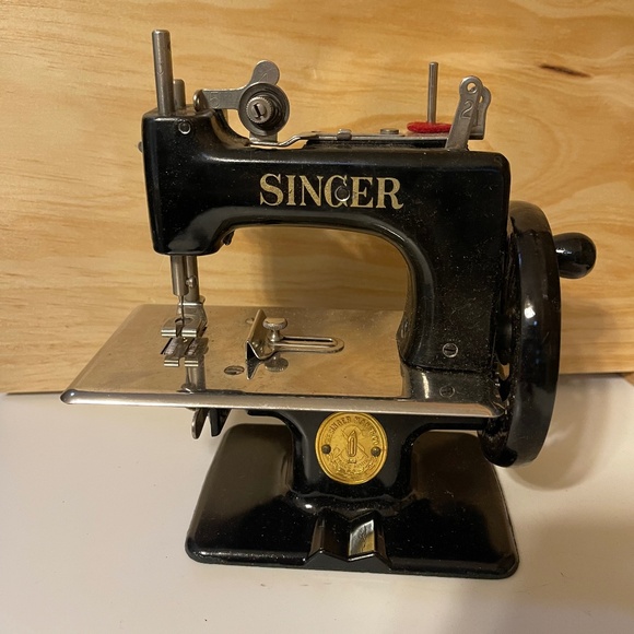 Vintage 1950s Singer Child’s Sewing Machine Model No. 20 w/ Original Box & Clamp - Picture 8 of 10